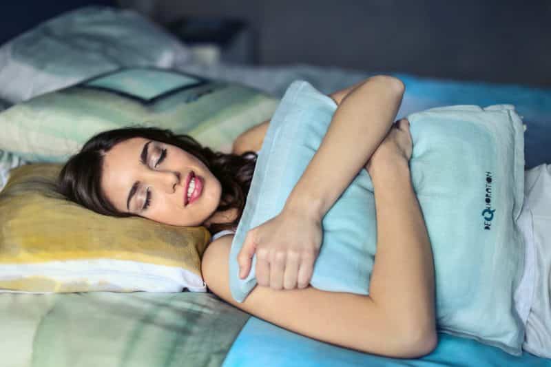 Respeta los horarios 10 consejos para dormir mejor mujer